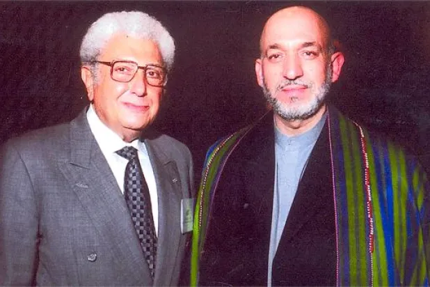 بسيوني مع كرزاي بعد أن عرض عليه ملخصا لتقرير هيئة الأمم عن حالة حقوق الإنسان في أفغانستان عام 2005