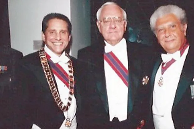 بسيوني خلال حفل مع محافظ ولاية إلينوي لتكريمه بمناسبة تقلده وسام لينكون الأميركي وهو ثالث أعلى وسام