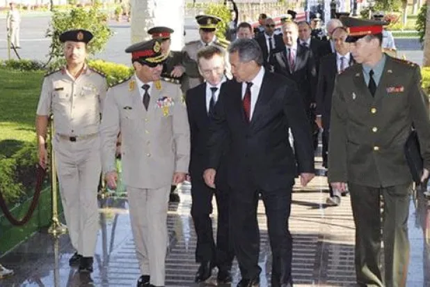 وزير الدفاع المصري عبد الفتاح السيسي يتحدث إلى نظيره الروسي سيرغي شويجو خلال زيارة الوفد الروسي إلى القاهرة نوفمبر الماضي (واشنطن بوست)