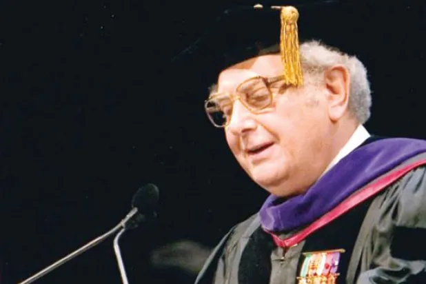 بسيوني يلقي خطابا بمناسبة إنهاء خدمته بجامعة دي بول بشيكاغو عام 2008 بعد أن درس فيها 45 عاما