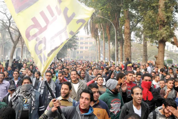 مرسي وقادة الإخوان إلى «الجنايات» بتهمتي التخابر والإرهاب