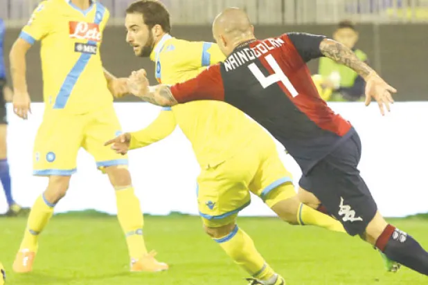 نابولي يتعثر أمام كالياري ويبتعد عن صراعات الصدارة