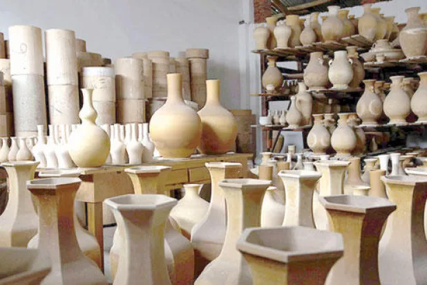 مزهريات من السيراميك في مصنع شيونغ جيان جون