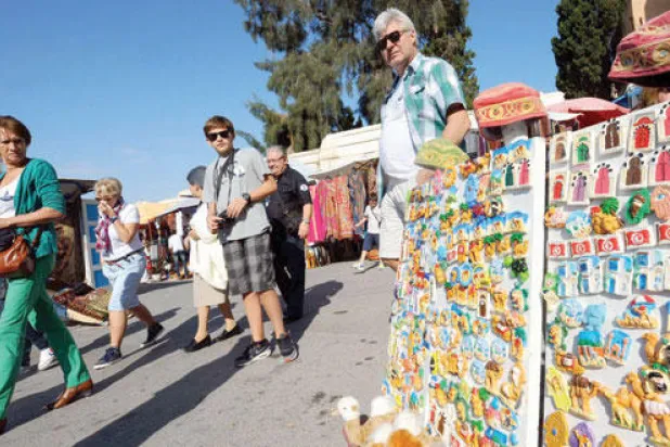 تردي الأوضاع الأمنية وتراجع القطاع السياحي وتنامي ظاهرة التهريب.. كبرى معضلات الاقتصاد التونسي