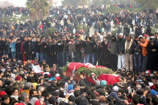 جنازة شكري بلعيد في تونس يوم 18 فبراير(شباط) الماضي بعد اغتياله (نيويورك تايمز)