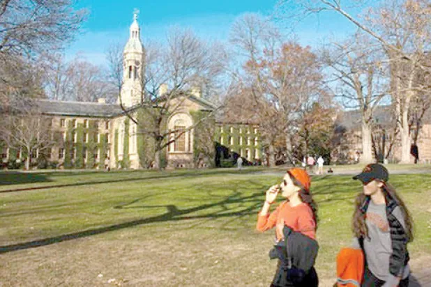 عبء الديون الدراسية في أميركا يتباين حسب الجامعة والولاية