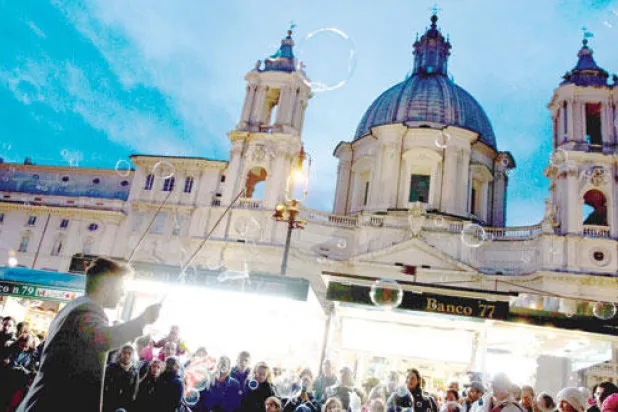 ساحة نافونا بوسط روما حيث تقام سوق شعبية سنوية (أ.ب)