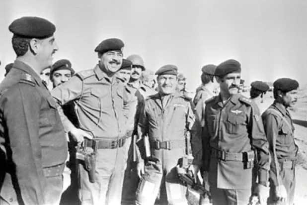 صورة أرشيفية لصدام حسين مع مرافقيه لدى تفقده إحدى قطعات الجيش أثناء الحرب العراقية ــ الايرانية