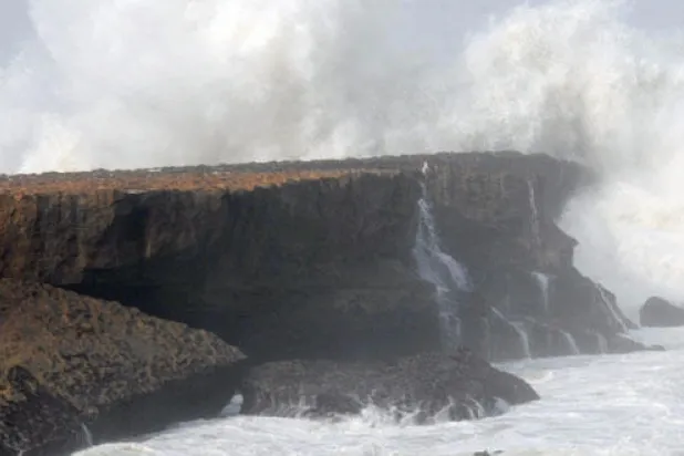 موجات بحرية تضرب سواحل المغرب وتخلف خسائر مادية