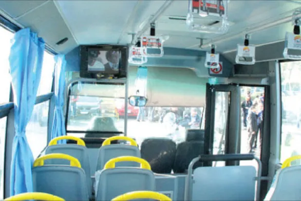 حافلة إلكترونية عامة تجوب شوارع القاهرة