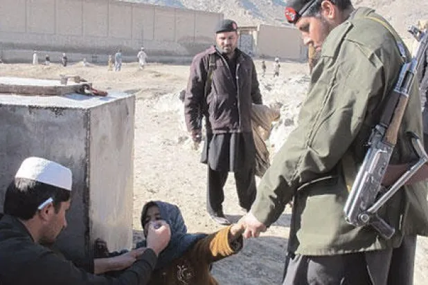 باكستان تستعين بشخصيات سياسية ودينية لدعم حملة للتطعيم ضد مرض شلل الأطفال