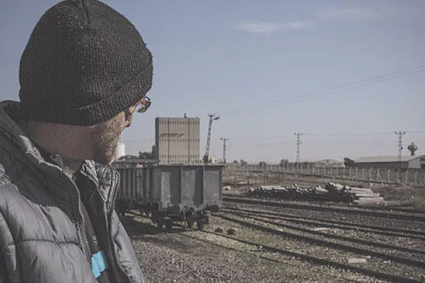 بلدة «تل الأبيض» تظهر بوضوح من الحدود التركية بعد فرار أبناء البلدة من مقاتلي «داعش»