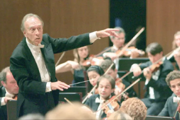 قائد الأوركسترا كلاوديو أبادو يتحاور مع العازفين خلال الحفلات الموسيقية بالإشارة وتعبير الوجه (أ.ب)