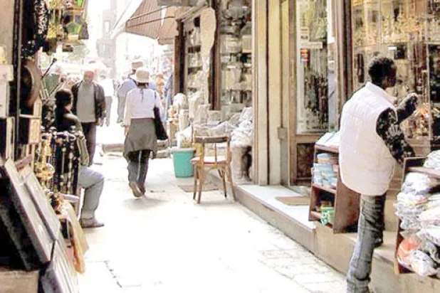 سوق خان الخليلي في القاهرة ينتعش من جديد