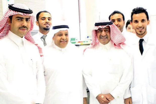 الأمير مقرن بن عبدالعزيز مع فريق العمل