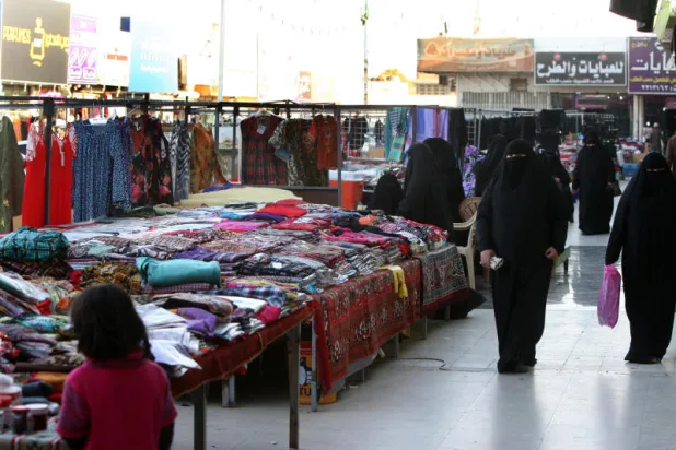 بائعات المباسط في الأسواق السعودية .. المنافسة بسلاح السعر والبضاعة