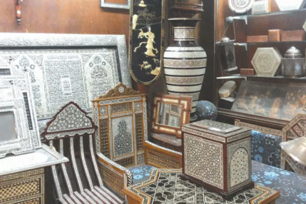 مجموعة من تحف الأرابيسك المطعمة بالصدف ({الشرق الأوسط})