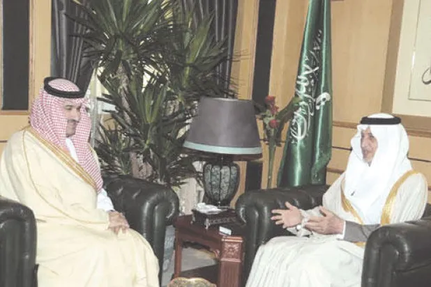 الأمير خالد الفيصل لدى استقباله الأمير فيصل بن سلمان في الرياض أول من أمس («الشرق الأوسط»)