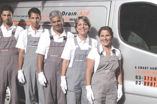  آمال ووفاء مع ثلاثة من شبان الفريق بينهم سلمان وجمالة