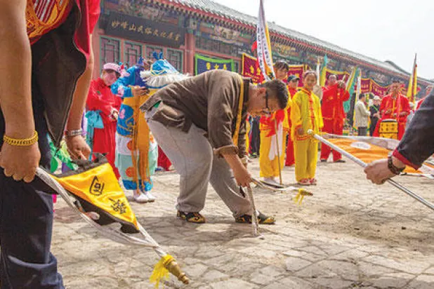 لي بينغ الذي ورث قيادة مجموعة موسيقية عن جده يمهد الأرض لحضور فرقته في لقائها الأسبوعي (نيويورك تايمز)