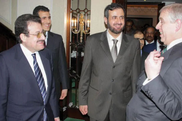 الأمير محمد بن نواف، والأمير أندرو دوق يورك، ووزير التجارة والصناعة السعودي الدكتور توفيق الربيعة خلال الحفل الختامي لأعمال اللجنة السعودية - البريطانية المشتركة في لندن أول من أمس (تصوير: جيمس حنا)