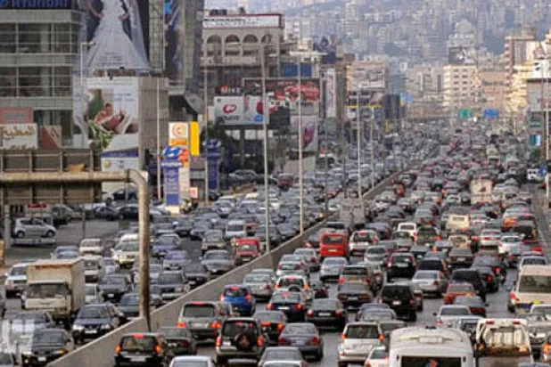 فقراء لبنان يحجمون عن استخدام «الباصات» بعد تفجير الشويفات الانتحاري