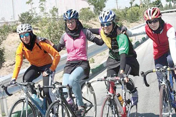 النساء وركوب الدراجات الهوائية في إيران.. بين المعارضة والتأييد