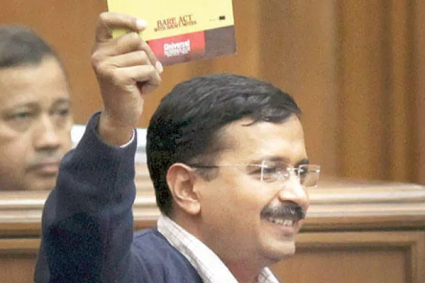 حاكم نيودلهي «المناهض للفساد» يتنحى بسبب عراقيل