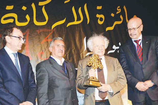 «بيت الشعر المغربي» يسلم جائزة «الأركانة» للشاعر الفرنسي إيف بونفوا