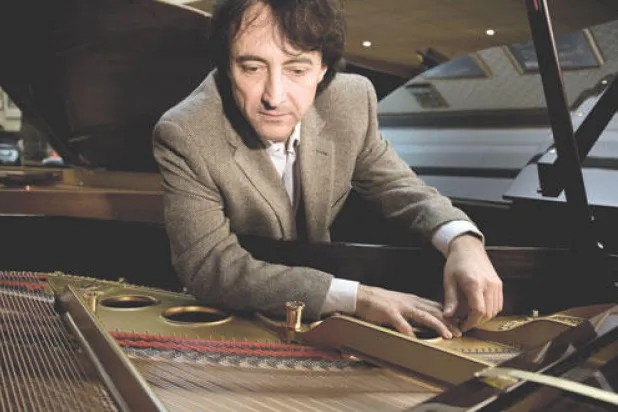 رحلة موسيقية كلاسيكية إلى باريس في عصر موسيقى الجاز