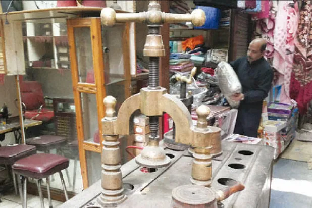 {الوجاء} ماكينة خاصة تصنع عليها الطرابيش