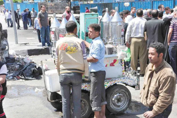 باعة جائلون يحتلون الأرصفة والشوارع بالقاهرة