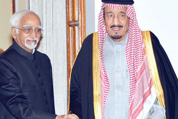 الأمير سلمان بن عبد العزيز يصافح محمد حامد انصاري (واس)