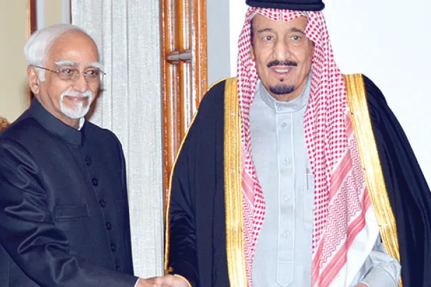 الأمير سلمان بن عبد العزيز يصافح محمد حامد انصاري (واس)