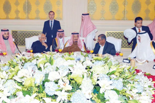 الأمير سلمان بن عبد العزيز ونائب الرئيس الهندي حضرا حفل عشاء أقامته السفارة السعودية في نيودلهي أمس
