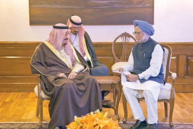 الأمير سلمان بن عبد العزيز يجري محادثات مع رئيس الوزراء الهندي مانموهان سينغ في نيودلهي أمس (أ.ف.ب)