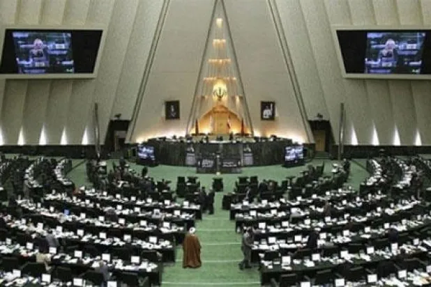 البرلمان الإيراني يعتزم استجواب ستة وزراء بينهم ظريف