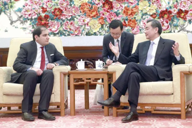 وزير الخارجية الصيني وانغ يي أثناء الحوار مع د. عادل الطريفي رئيس تحرير «الشرق الأوسط»