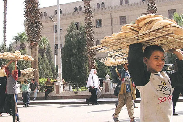 خبراء: برامج الدعم والتضخم والبطالة أبرز تحديات الاقتصاد المصري في 2014