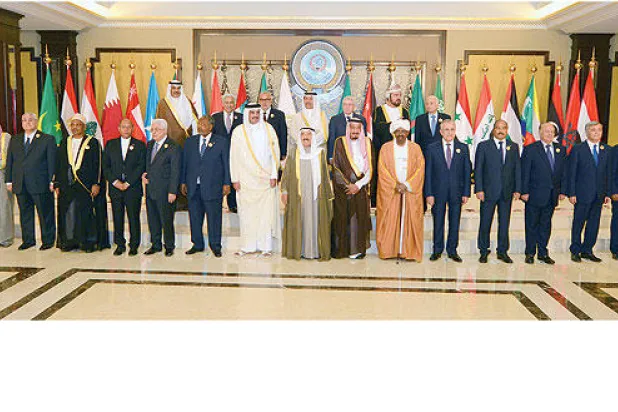 الشيخ صباح الأحمد يفتتح قمة الكويت مؤكدا أن مساحة الاتفاق العربي أكثر من الخلاف