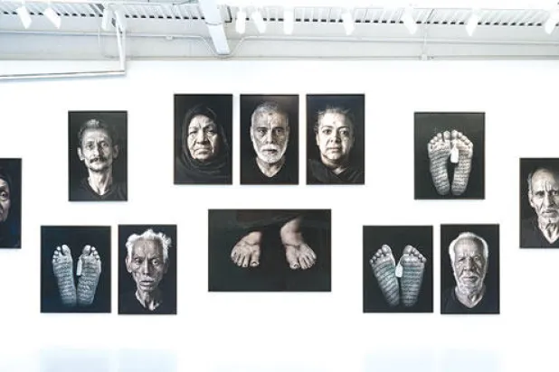 معرض «لقد دمر الحريق بيتي» لشيرين نشاط في نيويورك.. عنوان المعرض اقتبسته من أحد أشعار الإيراني أخوان ثالث (تصوير: لایل أشتون هریس)