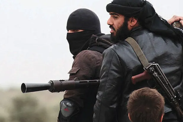 مقاتلون من «جبهة النصرة» الحليف الرئيس لـ«القاعدة» في سوريا.. بالقرب من حلب  في أبريل الماضي (نيويورك تايمز)