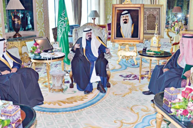 خادم الحرمين الشريفين وولي عهده والأمير مقرن بن عبد العزيز بعد أدائه القسم نائبا ثانيا لرئيس مجلس الوزراء السعودي في الثاني من فبراير من العام الماضي («الشرق الأوسط»)