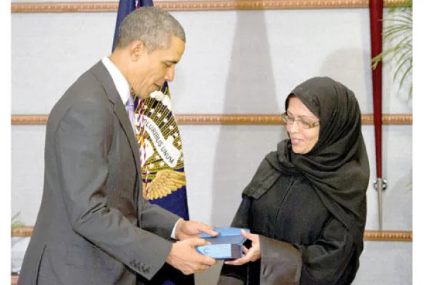الرئيس أوباما لدى تسليمه د. مها منيف جائزة «أشجع امرأة» في الرياض أول من أمس (أ.ف.ب)