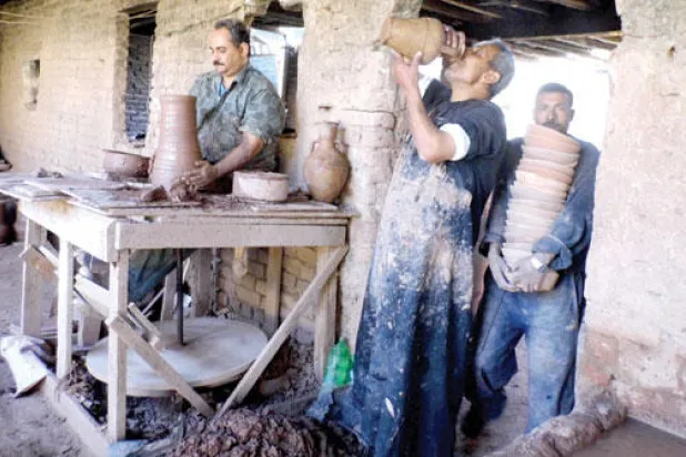 قرية الفخارين في القاهرة.. سوق مزدهرة لعقود عطلها ركود السياحة وهجرة الحرفيين