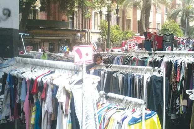 «وكالة البلح» أقدم أسواق الملابس المستعملة في القاهرة تنتعش من جديد