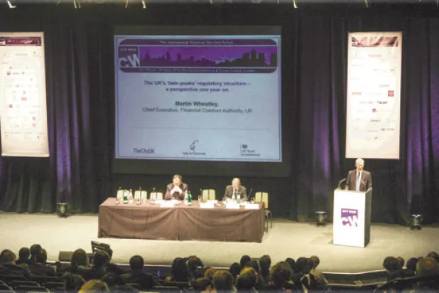 جانب من جلسات المنتدى الدولي للخدمات المالية في لندن أمس (تصوير: جيمس حنا)