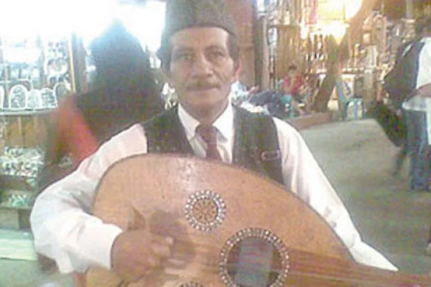 {الشبح} زكريا أحمد.. مطرب جوال على مقاهي حي الحسين في القاهرة