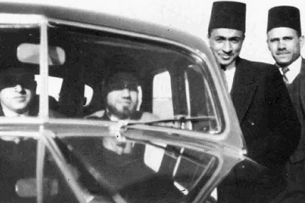 حسن البنا يقود السيارة وفي جواره بهاء الأميري وسعيد رمضان ومحمد عبد الحميد أحمد