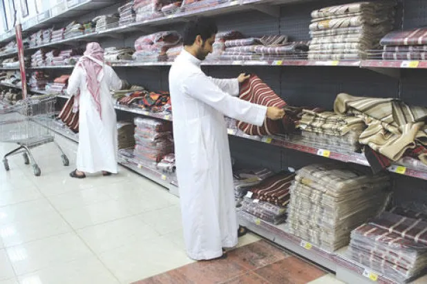 «لوازم الرحلات».. سوق تفتح ابوابها خمسة شهور في السنة